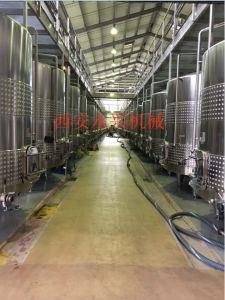 果酒釀造設備主要有：葡萄除梗破碎機、發酵罐、壓榨機、圓盤式過
